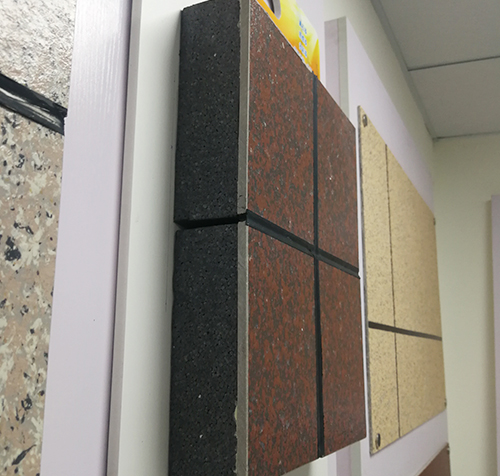 在安装保温一体板时，应该选择哪种外墙保温构造形式？